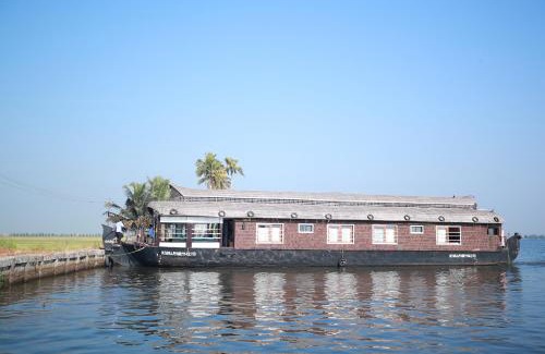 Kumarakom Boat Rental | Explore Sreekrishna Houseboat with Pet-Friendly Amenities