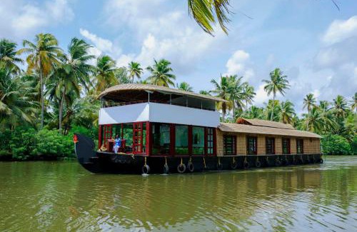 Kumarakom Boat Rental | Explore Sreekrishna Houseboat with Pet-Friendly Amenities