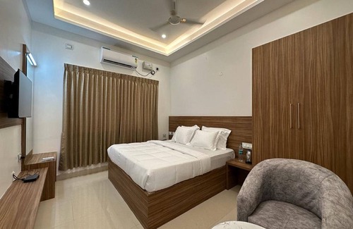 Srirangam Hotel | Budget-Friendly Stay at Sri Krishna Residency with Breakfast