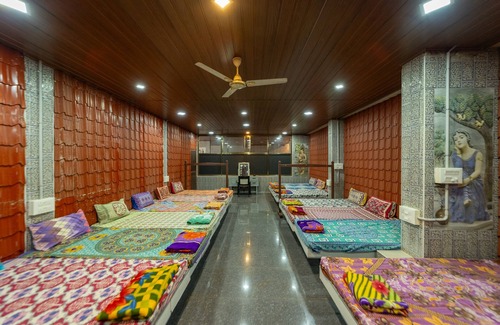 Valparai Hotel | Cozy Stay at Sri Nandha with Breakfast & Family Amenities