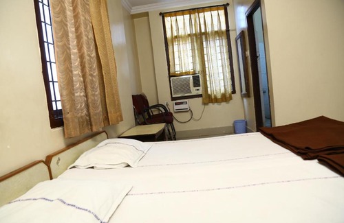 Secunderabad Cabin | Convenient Sri Sai Krishna Deluxe Lodge with Family Amenities