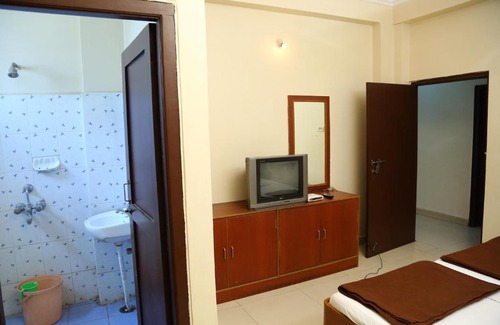 Secunderabad Cabin | Convenient Sri Sai Krishna Deluxe Lodge with Family Amenities