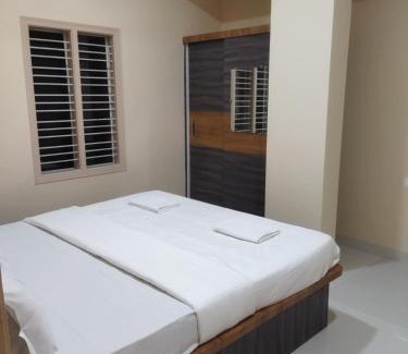 Channarayapattana Cabin | Budget-Friendly Sri Vaari Comforts with Breakfast & Family Amenities