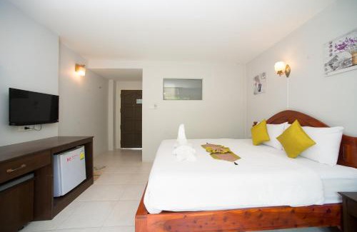 Khuekkhak House | Discover Srichada Hotel Khaolak with Kitchen Amenities