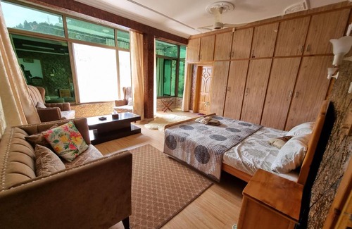 Muzaffarabad Bed & Breakfast | Cozy Srinagar Homes: Wheelchair Accessible Family Retreat