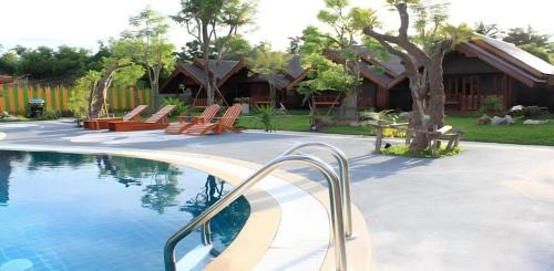 Cha-am Resort | Discover Srisawat Resort: Family-Friendly Getaway Awaits