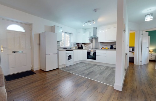Peterborough Apartment | Elegant SRK Accommodation: Private Apartments with Parking