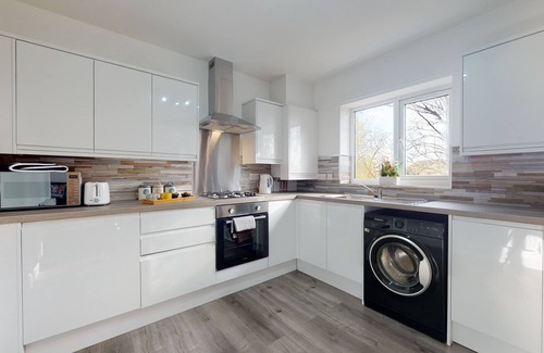 Peterborough Apartment | Elegant SRK Accommodation: Private Apartments with Parking