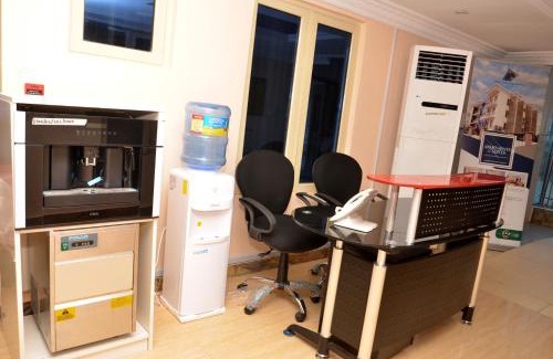 Oshodi-Isolo Apartment | Explore Sammy's Place: Family-Friendly Suites & Hot Tub