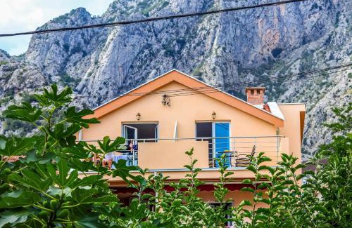 Orahovac Apartment | Oceanfront SSM Apartmani: 4-Star Stay with Ocean Views