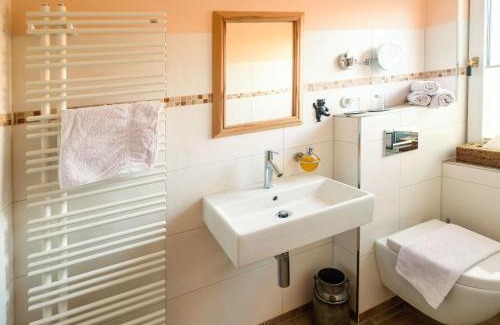Wiehl Apartment | Stöltings Landhaus: Family-Friendly Retreat with High Ratings
