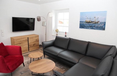 Hilgenriedersiel House | Discover Stüürmanns Huus: Family-Friendly Retreat with Hot Tub