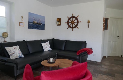 Hilgenriedersiel House | Discover Stüürmanns Huus: Family-Friendly Retreat with Hot Tub