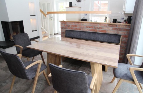 Hilgenriedersiel House | Discover Stüürmanns Huus: Family-Friendly Retreat with Hot Tub