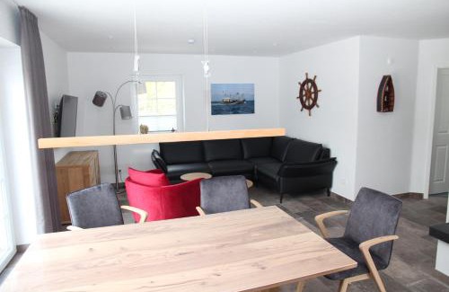 Hilgenriedersiel House | Discover Stüürmanns Huus: Family-Friendly Retreat with Hot Tub