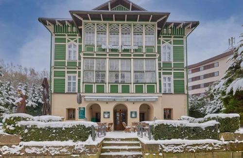 Janske Lazne Apartment | Pet-Friendly Stříbrný pramen: Lake Views & Spa Retreat