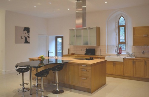 Blaencwm Cottage | Inviting 5-Bedroom Retreat in Treherbert with Lake View