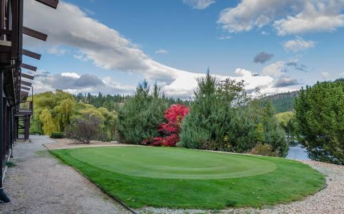 Okanagan-Similkameen Hotel | Relax at St Andrews By The Lake Golf Resort with Pool & Views