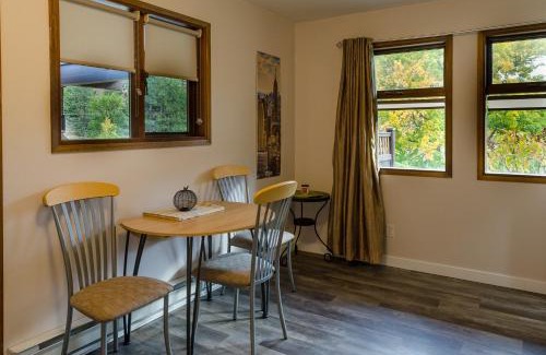 Okanagan-Similkameen Hotel | Relax at St Andrews By The Lake Golf Resort with Pool & Views