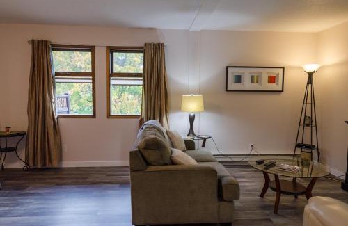 Okanagan-Similkameen Hotel | Relax at St Andrews By The Lake Golf Resort with Pool & Views