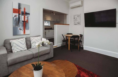 New Plymouth House | Value-Focused St Aubyn City Stay with Ocean Views