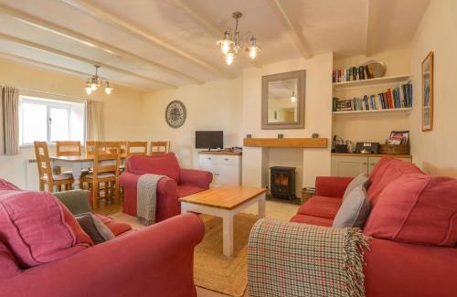 Noss Mayo House | Discover St Aubyn Cottage: Ideal for Families and Pets