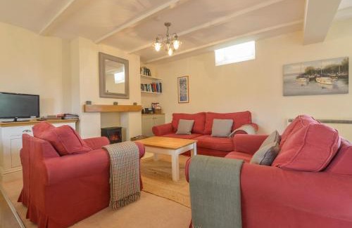 Noss Mayo House | Discover St Aubyn Cottage: Ideal for Families and Pets