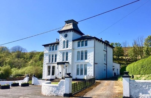Kilchattan Bay House | St Blane’s House: Pet-Friendly Retreat with Ocean Views