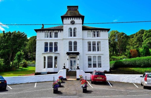 Kilchattan Bay House | St Blane’s House: Pet-Friendly Retreat with Ocean Views