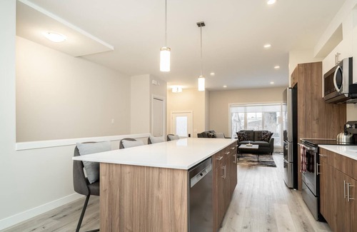 Winnipeg House | St. Boniface: Elegant 3-Bedroom Retreat with Parking