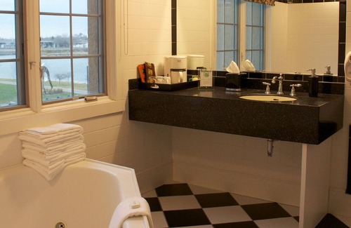 Green Bay Hotel | Discover St. Brendan's Inn: Rated 9.4 with Spa & Dining