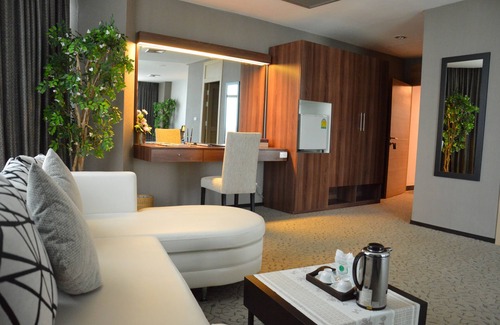 Pathum Thani Hotel | Relaxing Retreat at St.Carlos Medical Spa with Pool & Dining