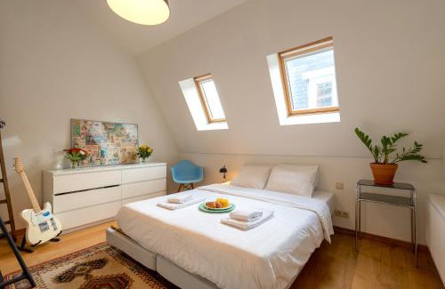Dansaert Apartment | Discover Family-Friendly St Catherine Duplex Residence