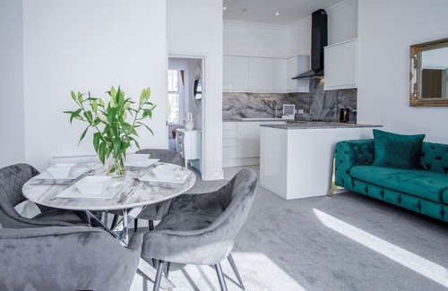 Tenby Apartment | Unforgettable St Catherine's View with Family-Friendly Perks