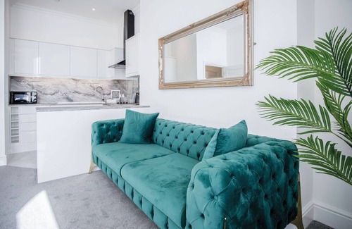 Tenby Apartment | Unforgettable St Catherine's View with Family-Friendly Perks