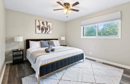 St. Charles House | St Charles Charming King Bed WiFi