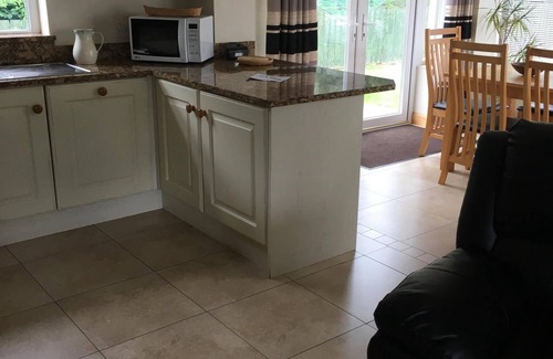 Bushmills Cottage | Top-Rated St Columbs Cottages No. 2 with Breakfast & Kitchen