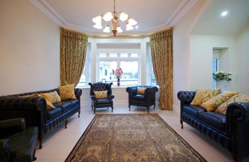 Buncrana Bed & Breakfast | Discover St Columbs House: Oceanfront Getaway with Dining
