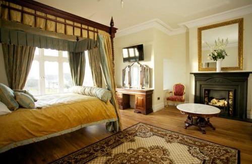 Buncrana Bed & Breakfast | Discover St Columbs House: Oceanfront Getaway with Dining