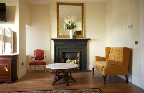 Buncrana Bed & Breakfast | Discover St Columbs House: Oceanfront Getaway with Dining