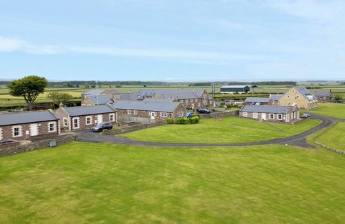 South Charlton Cottage | Relax at St. Cruz: Poolside Retreat in Embleton