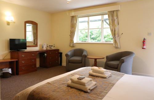Woking Hotel | Family-Friendly St George's Lodge with Pool in Bisley
