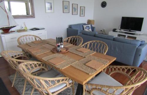Melville House | St Helens Beachfront: Family-Friendly Retreat by the Ocean