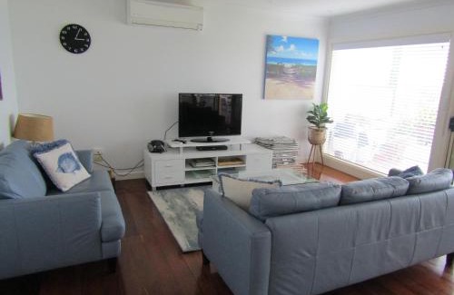 Melville House | St Helens Beachfront: Family-Friendly Retreat by the Ocean