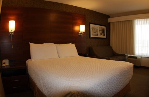 St Ignace Hotel | Budget-Friendly St. Ignace Inn with Pool & Spa Amenities