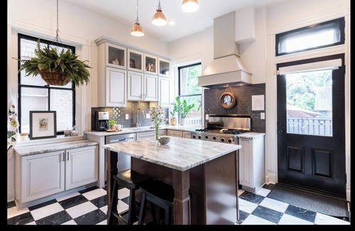 Old Louisville House | St.James Court Art Show*Luxe Victorian*UL/Downtown*BourbonTrail*Games*Speakeasy