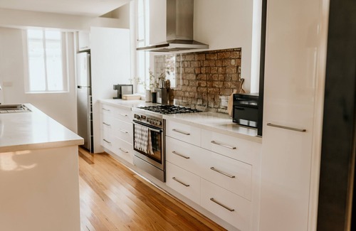 Miners Rest House | Stylish St James Miners Rest: Wifi, Netflix & Breakfast