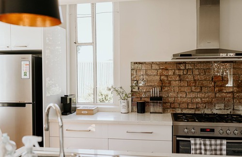 Miners Rest House | Stylish St James Miners Rest: Wifi, Netflix & Breakfast