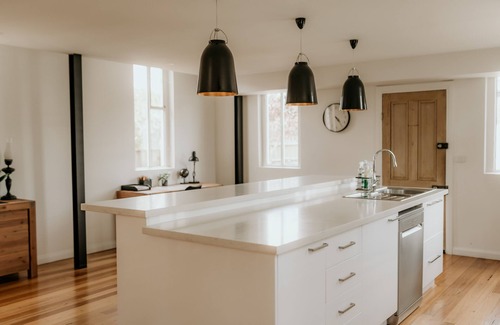 Miners Rest House | Stylish St James Miners Rest: Wifi, Netflix & Breakfast