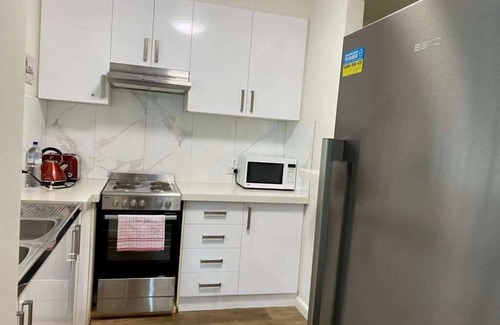 Melbourne Airport Apartment | Modern King Bed Retreat with Parking, Steps from St Kilda Beach